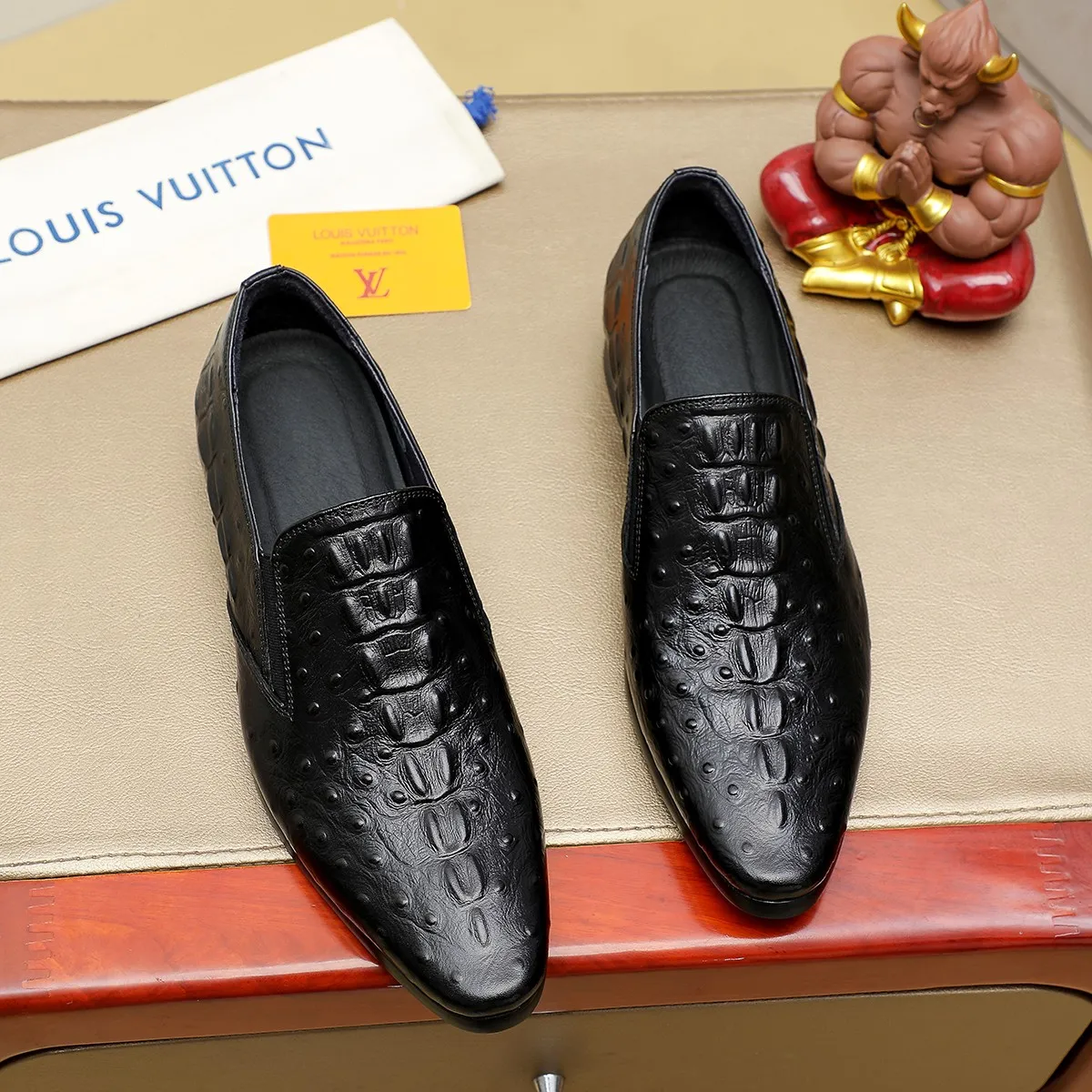 Men's shoes 💰540 💰 Louis Vuitton LV ® Autumn and Winter 🆕 models 🔛Full shoe counter First layer cowhide, 🐂leather lining casual shoes for men, super soft outsole, essential for driving. Counter synchronized original first layer cowhide completely 1:1 mold customization 🌹Top version, 2 colors optional! Number: 38-45 (37.46. Customized)